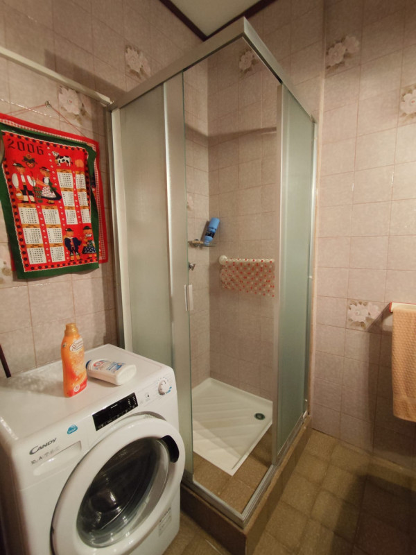 Su stradina interna e tranquilla, al piano primo vendesi spaziosissimo appartamento parzialmente ...