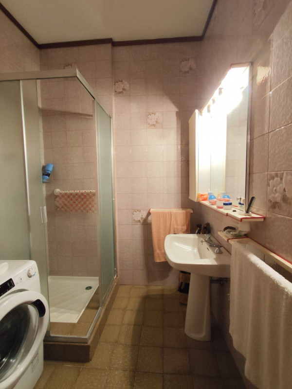 Su stradina interna e tranquilla, al piano primo vendesi spaziosissimo appartamento parzialmente ...