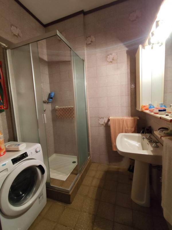 Su stradina interna e tranquilla, al piano primo vendesi spaziosissimo appartamento parzialmente ...