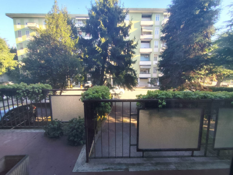 Su stradina interna e tranquilla, al piano primo vendesi spaziosissimo appartamento parzialmente ...