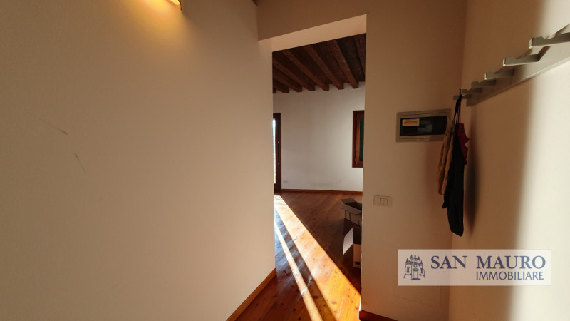 VICENZA - Centro Storico: ampio MINI APPARTAMENTO parzialmente arredato al secondo piano con asce...