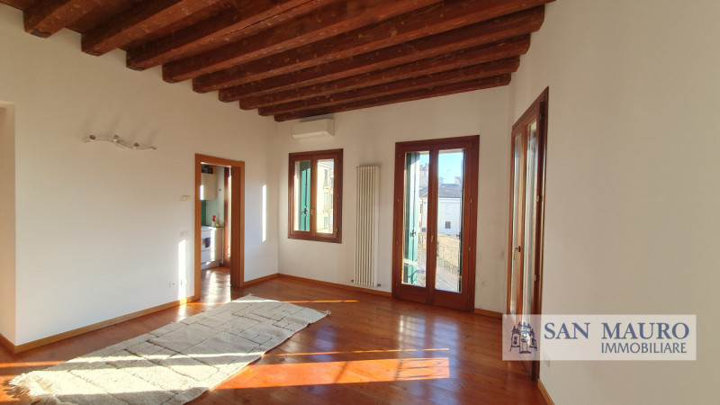 VICENZA - Centro Storico: ampio MINI APPARTAMENTO parzialmente arredato al secondo piano con asce...