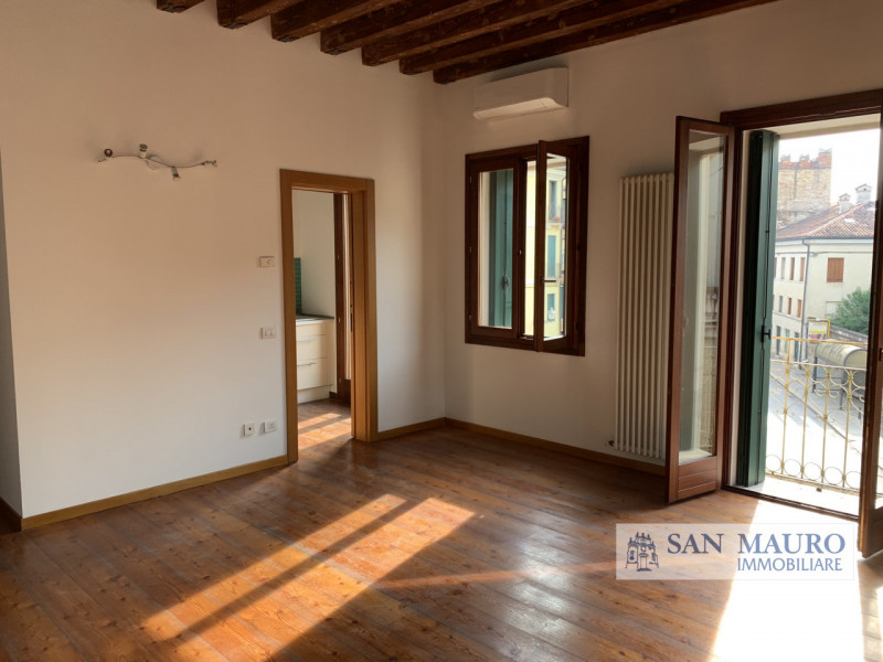 VICENZA - Centro Storico: ampio MINI APPARTAMENTO parzialmente arredato al secondo piano con asce...