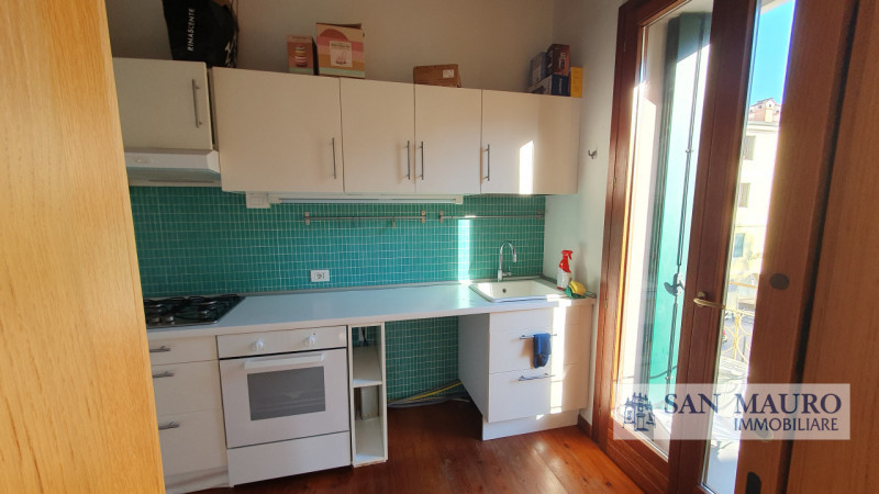 VICENZA - Centro Storico: ampio MINI APPARTAMENTO parzialmente arredato al secondo piano con asce...