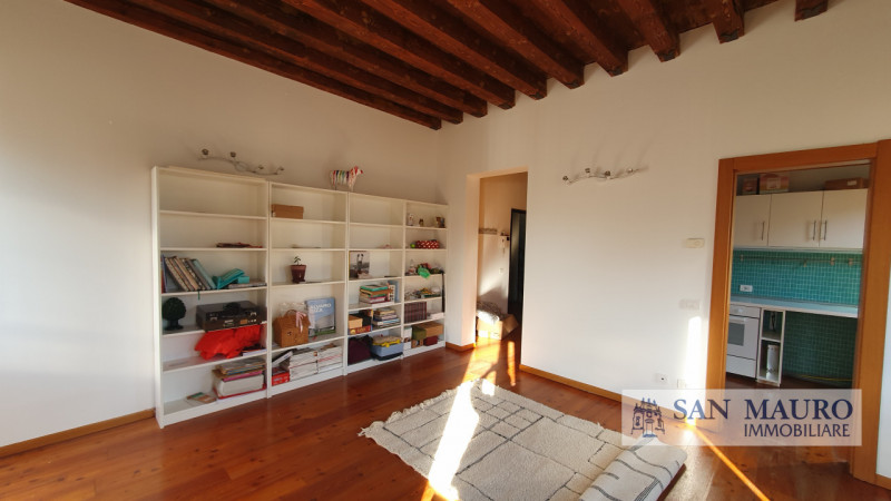 VICENZA - Centro Storico: ampio MINI APPARTAMENTO parzialmente arredato al secondo piano con asce...