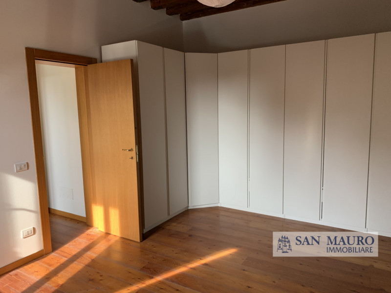 VICENZA - Centro Storico: ampio MINI APPARTAMENTO parzialmente arredato al secondo piano con asce...