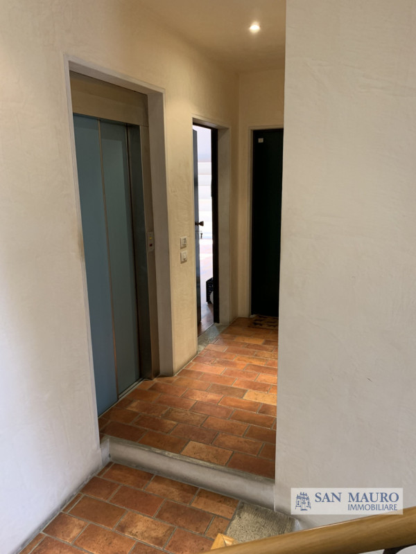 VICENZA - Centro Storico: ampio MINI APPARTAMENTO parzialmente arredato al secondo piano con asce...