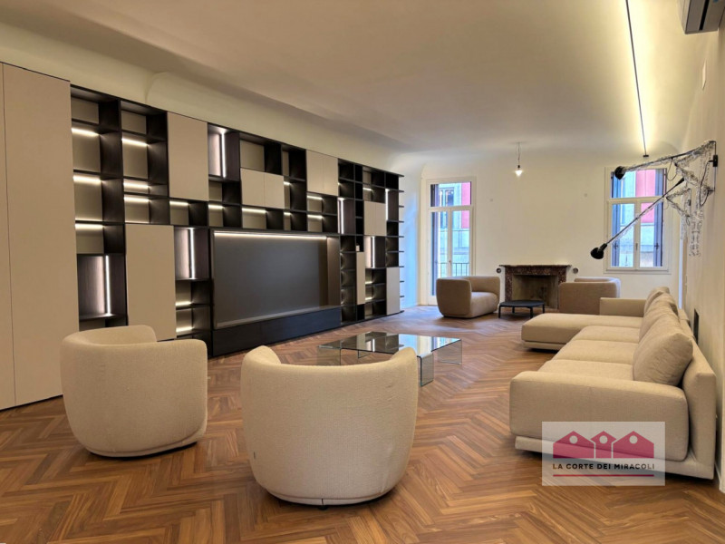 CENTRO STORICO - CONTRA' GARIBALDI: PIANO NOBILE IN PALAZZO DEL '600 RISTRUTTURATO A NUOVO NEL 20...