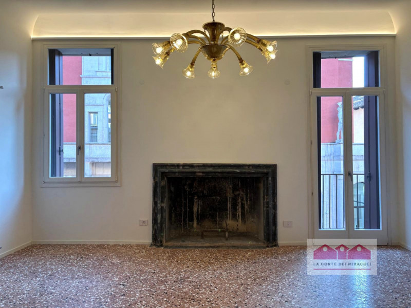 CENTRO STORICO - CONTRA' GARIBALDI: PIANO NOBILE IN PALAZZO DEL '600 RISTRUTTURATO A NUOVO NEL 20...