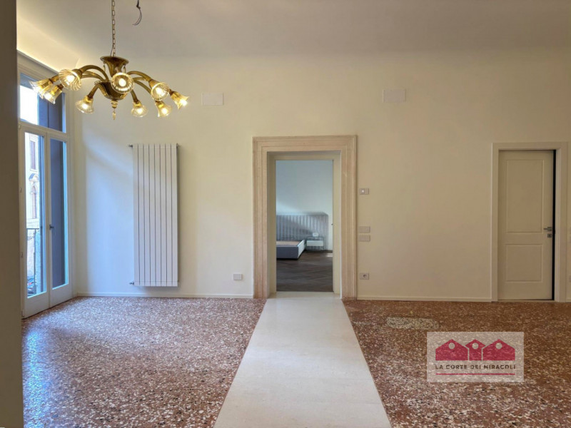 CENTRO STORICO - CONTRA' GARIBALDI: PIANO NOBILE IN PALAZZO DEL '600 RISTRUTTURATO A NUOVO NEL 20...