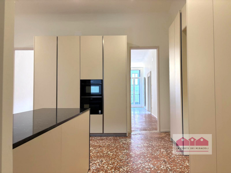 CENTRO STORICO - CONTRA' GARIBALDI: PIANO NOBILE IN PALAZZO DEL '600 RISTRUTTURATO A NUOVO NEL 20...