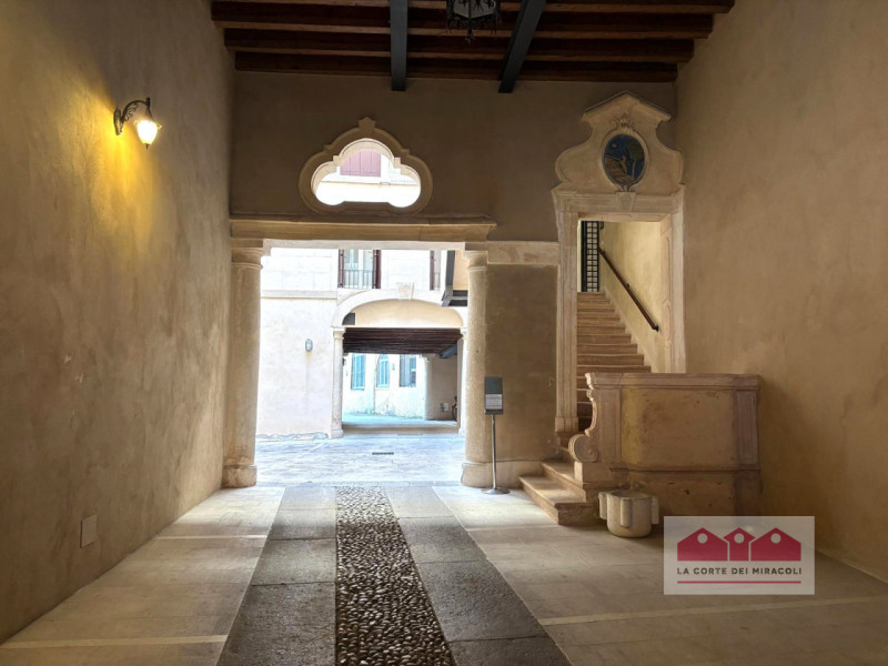 CENTRO STORICO - CONTRA' GARIBALDI: PIANO NOBILE IN PALAZZO DEL '600 RISTRUTTURATO A NUOVO NEL 20...