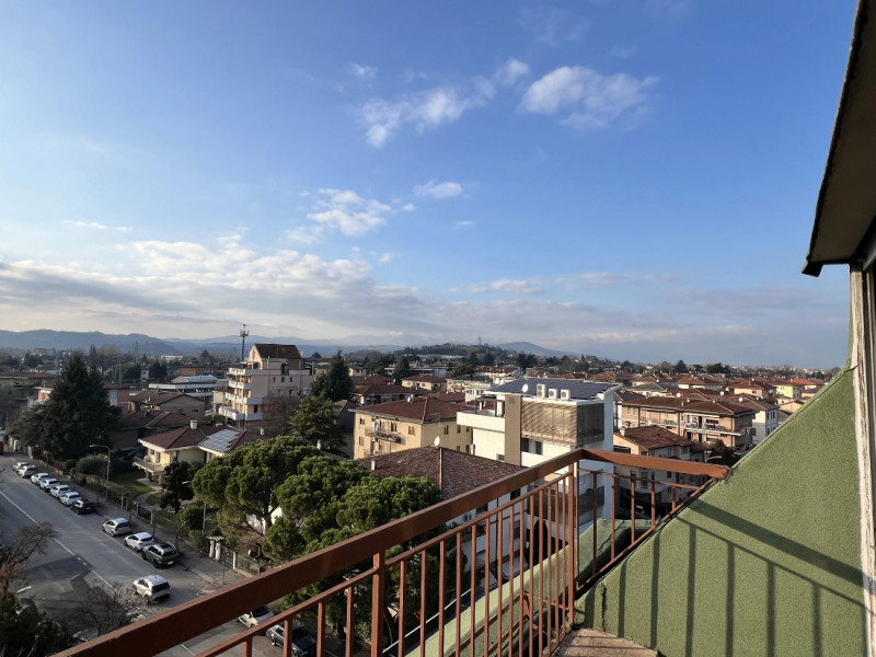 BELLISSIMO ULTIMO PIANO IN VENDITA NEL CUORE DI SANTA BERTILLA – 6° PIANO CON GARAGE E CANTINA – ...