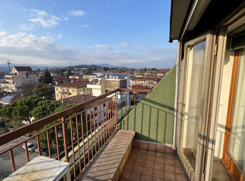 BELLISSIMO ULTIMO PIANO IN VENDITA NEL CUORE DI SANTA BERTILLA – 6° PIANO CON GARAGE E CANTINA – ...