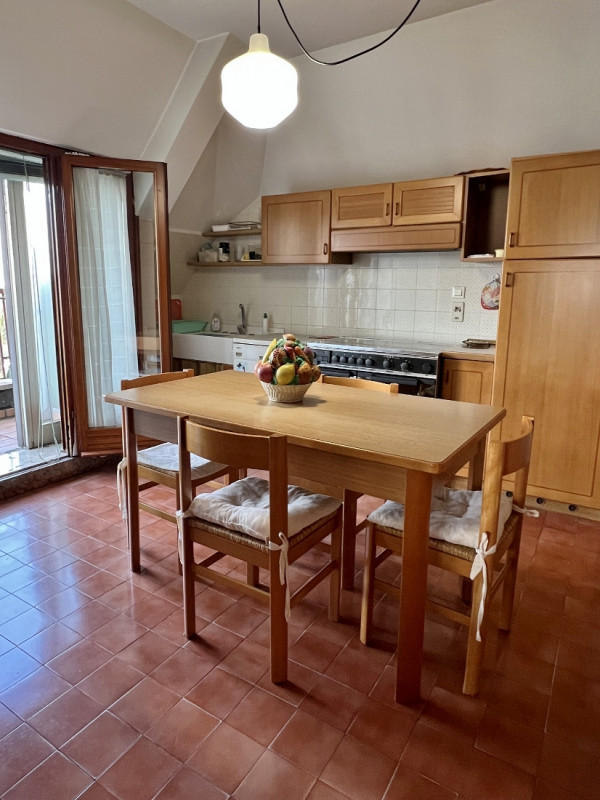 BELLISSIMO ULTIMO PIANO IN VENDITA NEL CUORE DI SANTA BERTILLA – 6° PIANO CON GARAGE E CANTINA – ...