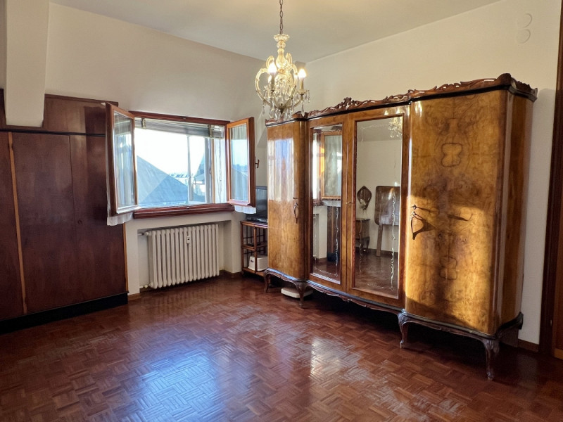 BELLISSIMO ULTIMO PIANO IN VENDITA NEL CUORE DI SANTA BERTILLA – 6° PIANO CON GARAGE E CANTINA – ...