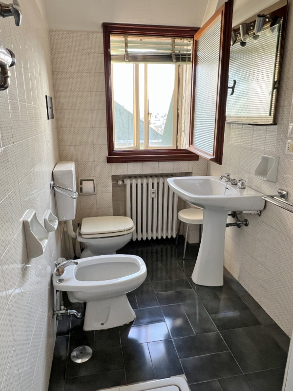 BELLISSIMO ULTIMO PIANO IN VENDITA NEL CUORE DI SANTA BERTILLA – 6° PIANO CON GARAGE E CANTINA – ...