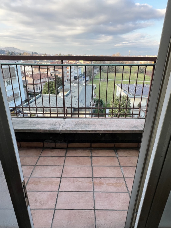 BELLISSIMO ULTIMO PIANO IN VENDITA NEL CUORE DI SANTA BERTILLA – 6° PIANO CON GARAGE E CANTINA – ...