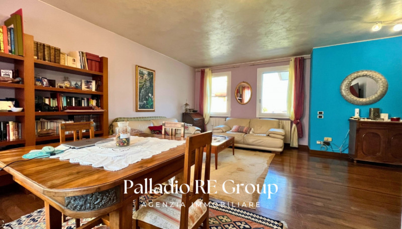 Scopri questa affascinante bifamiliare situata nel centro di Barbarano Vicentino, un comune ricco...