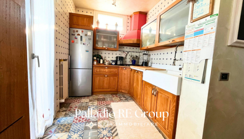 Scopri questa affascinante bifamiliare situata nel centro di Barbarano Vicentino, un comune ricco...