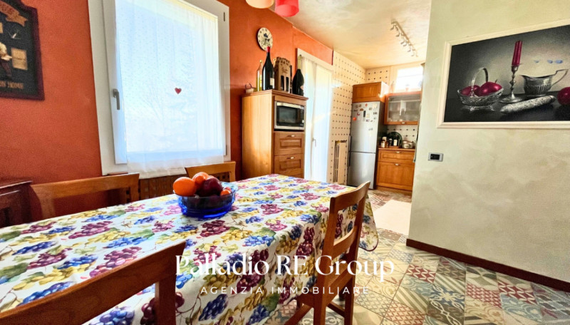 Scopri questa affascinante bifamiliare situata nel centro di Barbarano Vicentino, un comune ricco...