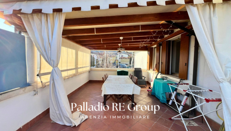 Scopri questa affascinante bifamiliare situata nel centro di Barbarano Vicentino, un comune ricco...