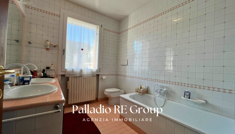 Scopri questa affascinante bifamiliare situata nel centro di Barbarano Vicentino, un comune ricco...