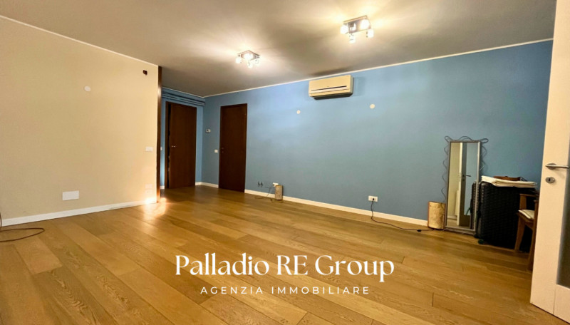 Scopri questa affascinante bifamiliare situata nel centro di Barbarano Vicentino, un comune ricco...