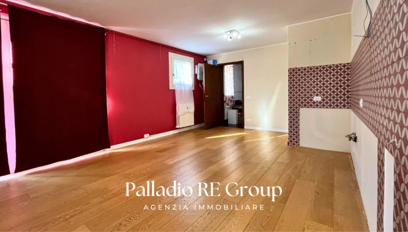 Scopri questa affascinante bifamiliare situata nel centro di Barbarano Vicentino, un comune ricco...