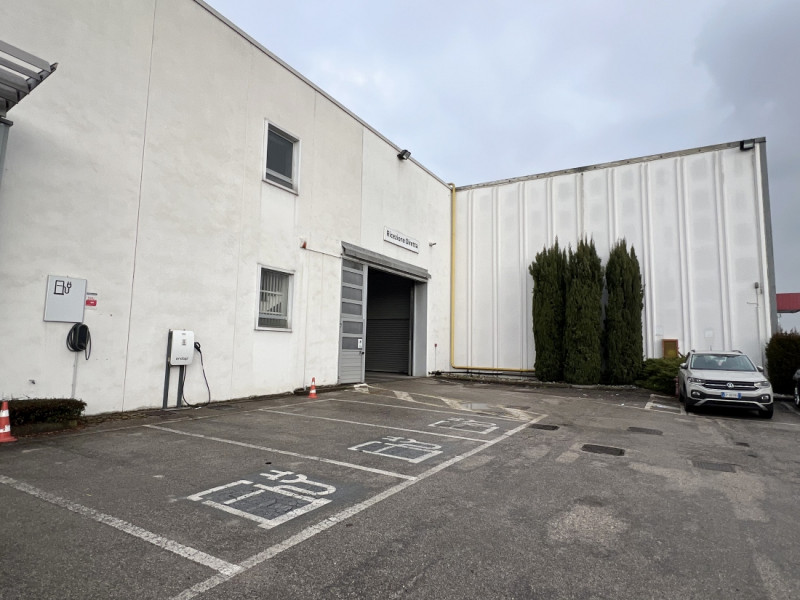 CAPANNONE CON UFFICI E AMPIO PIAZZALE ESCLUSIVO, IN LOCAZIONE A VICENZA OVEST - RIF. C8327
Nel cu...