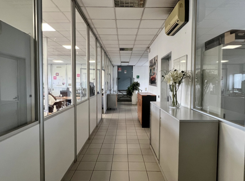 CAPANNONE CON UFFICI E AMPIO PIAZZALE ESCLUSIVO, IN LOCAZIONE A VICENZA OVEST - RIF. C8327
Nel cu...