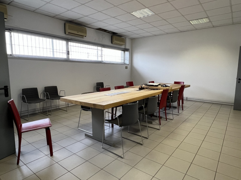 CAPANNONE CON UFFICI E AMPIO PIAZZALE ESCLUSIVO, IN LOCAZIONE A VICENZA OVEST - RIF. C8327
Nel cu...