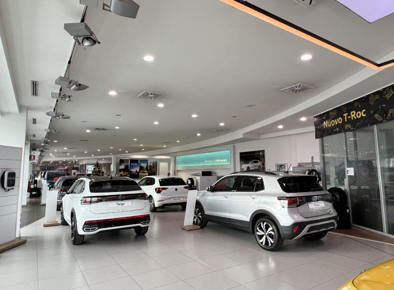 CAPANNONE CON UFFICI E AMPIO PIAZZALE ESCLUSIVO, IN LOCAZIONE A VICENZA OVEST - RIF. C8327
Nel cu...