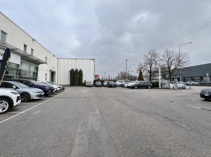 CAPANNONE CON UFFICI E AMPIO PIAZZALE ESCLUSIVO, IN LOCAZIONE A VICENZA OVEST - RIF. C8327
Nel cu...