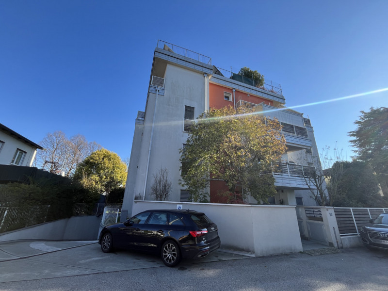 Scoprite il vostro nuovo rifugio nella tranquilla e sicura zona di Saviabona a Vicenza! Questo sp...