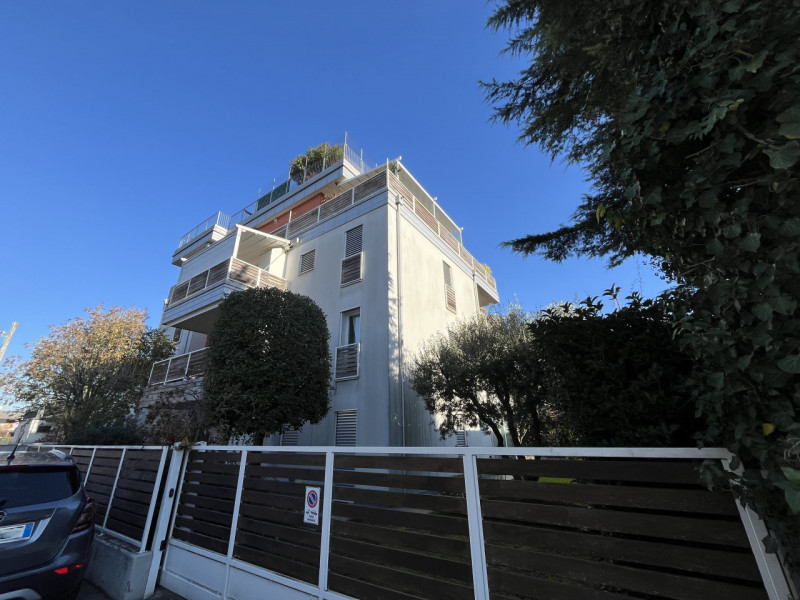 Scoprite il vostro nuovo rifugio nella tranquilla e sicura zona di Saviabona a Vicenza! Questo sp...