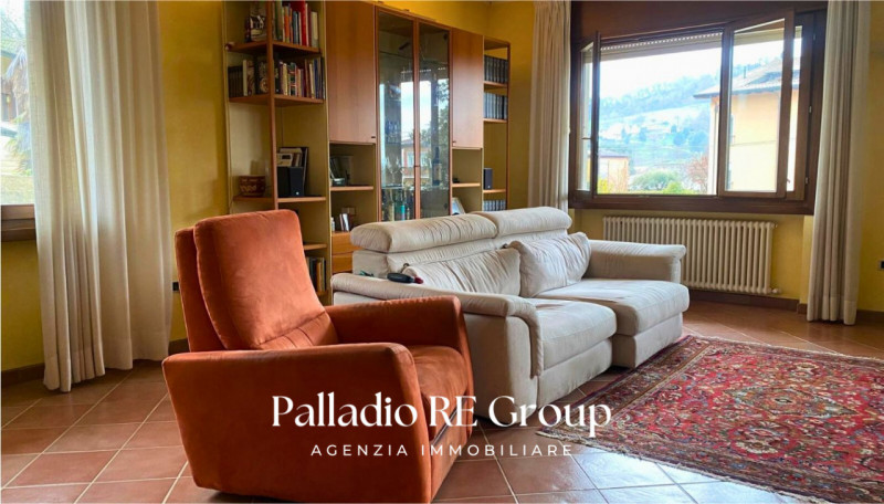 Bifamiliare , 3 camere , 2 bagni , lavanderia , grande salone, cucina , terrazzo, giardino, garag...