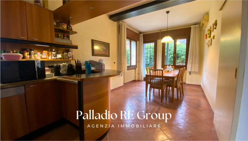 Bifamiliare , 3 camere , 2 bagni , lavanderia , grande salone, cucina , terrazzo, giardino, garag...