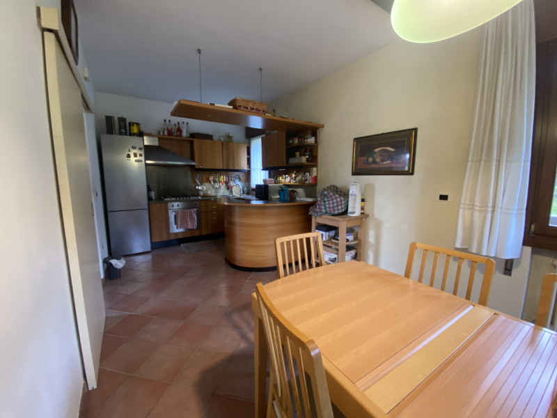 Bifamiliare , 3 camere , 2 bagni , lavanderia , grande salone, cucina , terrazzo, giardino, garag...