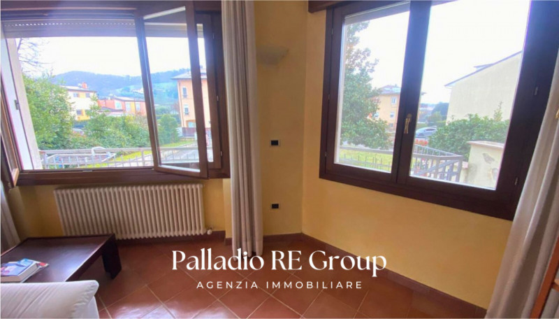 Bifamiliare , 3 camere , 2 bagni , lavanderia , grande salone, cucina , terrazzo, giardino, garag...