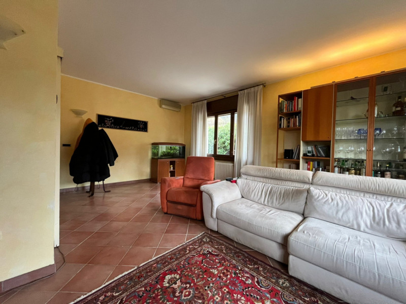 Bifamiliare , 3 camere , 2 bagni , lavanderia , grande salone, cucina , terrazzo, giardino, garag...