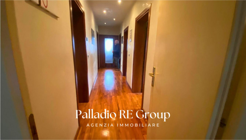 Bifamiliare , 3 camere , 2 bagni , lavanderia , grande salone, cucina , terrazzo, giardino, garag...