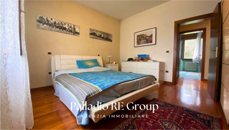 Bifamiliare , 3 camere , 2 bagni , lavanderia , grande salone, cucina , terrazzo, giardino, garag...