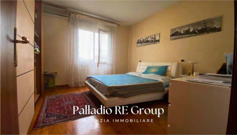 Bifamiliare , 3 camere , 2 bagni , lavanderia , grande salone, cucina , terrazzo, giardino, garag...