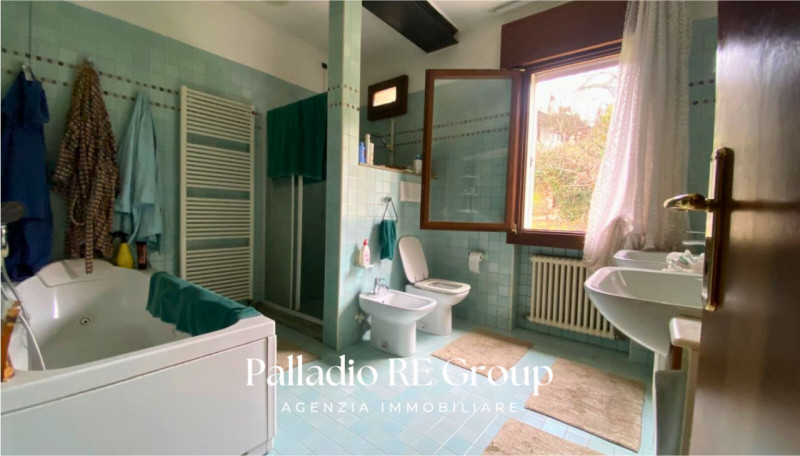 Bifamiliare , 3 camere , 2 bagni , lavanderia , grande salone, cucina , terrazzo, giardino, garag...