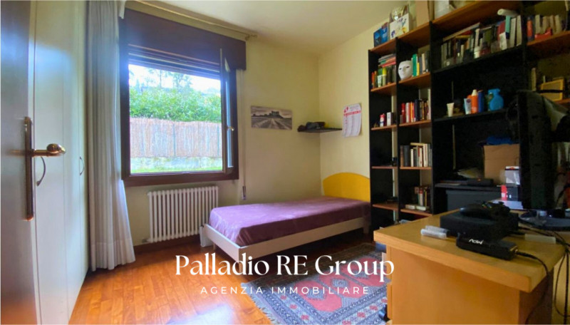 Bifamiliare , 3 camere , 2 bagni , lavanderia , grande salone, cucina , terrazzo, giardino, garag...