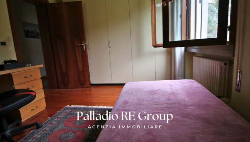 Bifamiliare , 3 camere , 2 bagni , lavanderia , grande salone, cucina , terrazzo, giardino, garag...