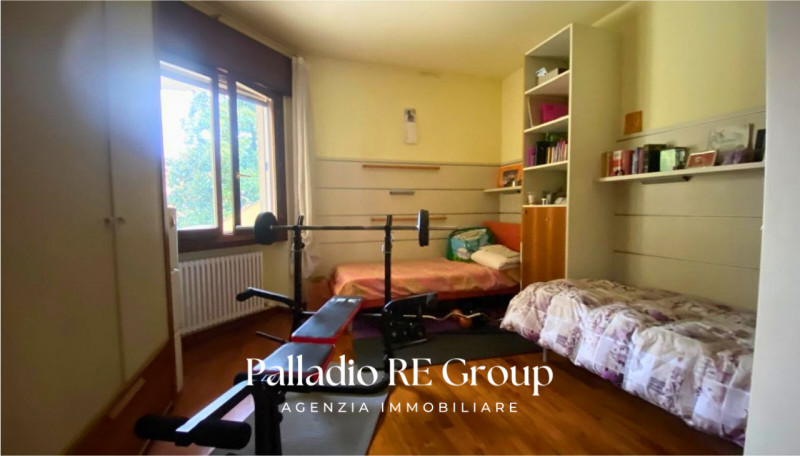 Bifamiliare , 3 camere , 2 bagni , lavanderia , grande salone, cucina , terrazzo, giardino, garag...