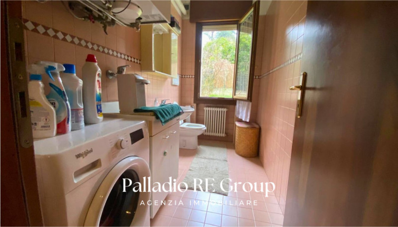 Bifamiliare , 3 camere , 2 bagni , lavanderia , grande salone, cucina , terrazzo, giardino, garag...