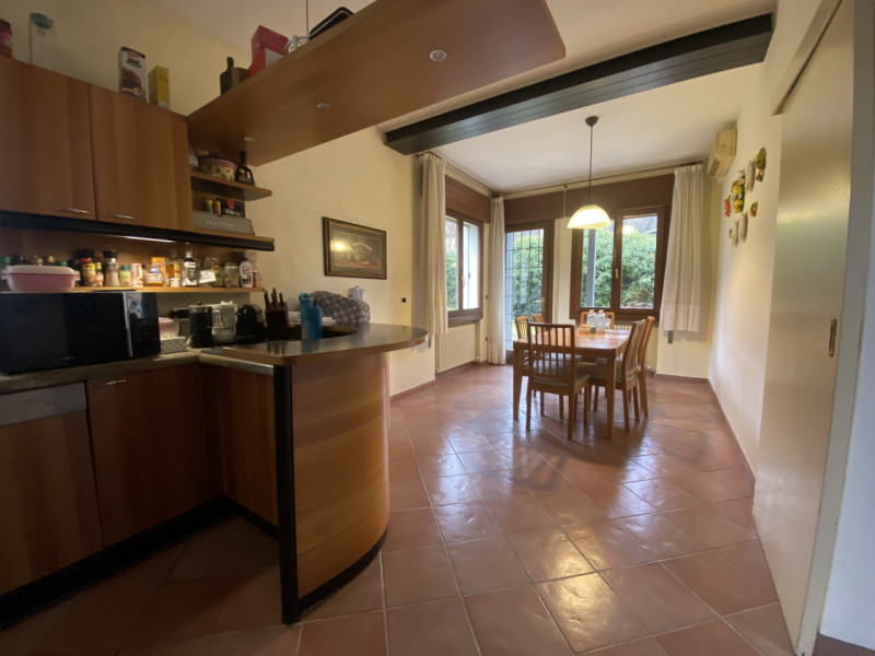 Bifamiliare , 3 camere , 2 bagni , lavanderia , grande salone, cucina , terrazzo, giardino, garag...